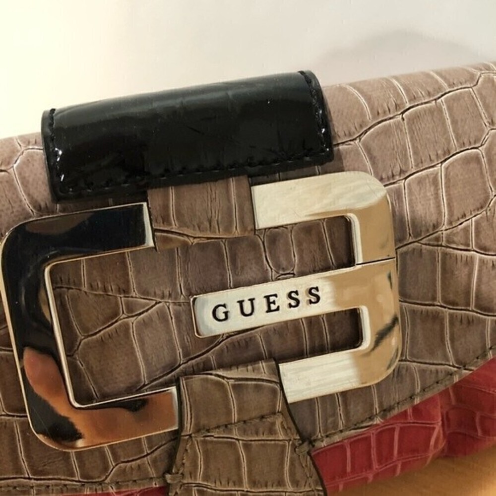 Guess Wristlet color‎ gray and pink patent leather - Picture 9 of 10